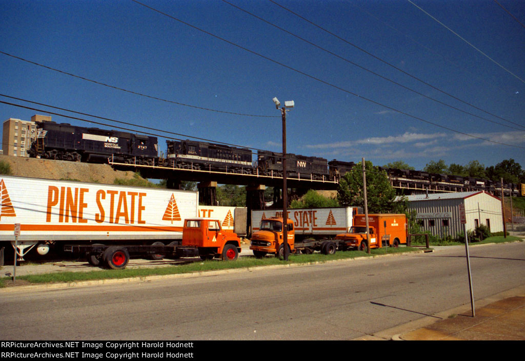 NS 2747 leads 7 other locos on a westbound train